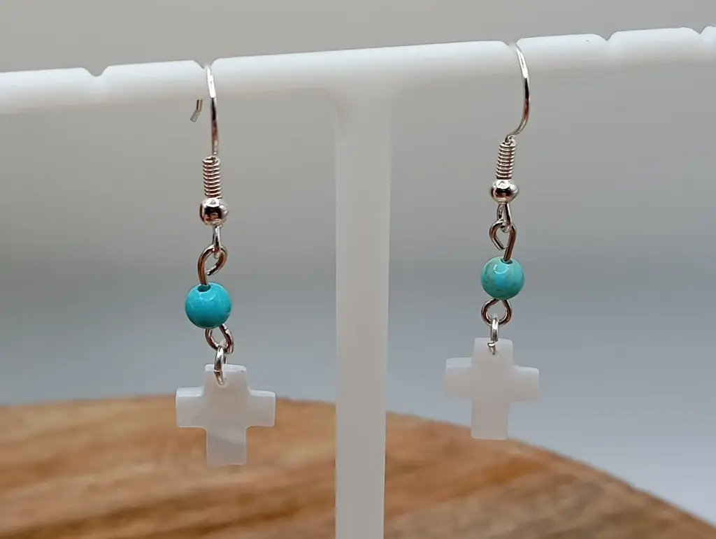 Boucles d'oreilles turquoises et croix nacrées