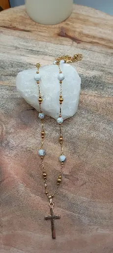 COLLIER AVEC PERLES ET CROIX PENDANTE