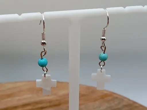 Boucles d'oreilles turquoises et croix nacrées